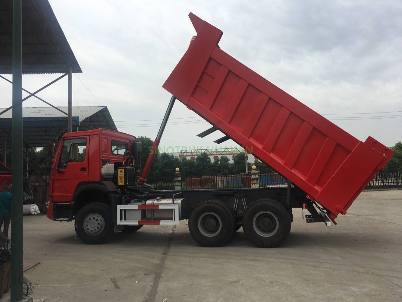 شاحنة قلابة أمامية Sinotruck HOWO 6X4