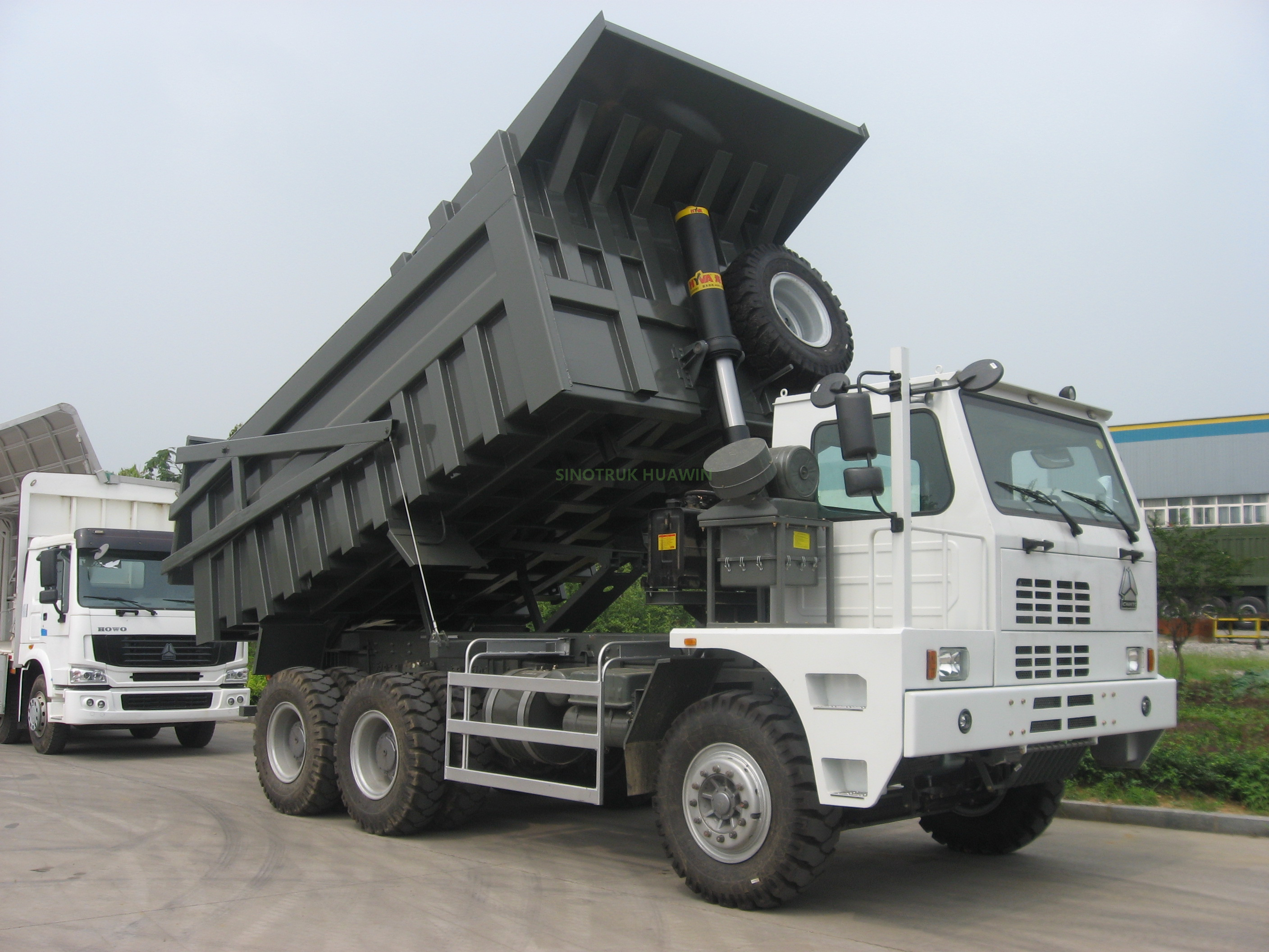 SINOTRUK شاحنة قلابة جديدة للتعدين 6 × 4