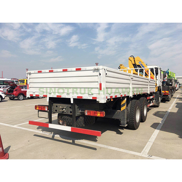 شاحنة HOWO 6 × 4 مزودة برافعة ذراع مفصلية مثبتة على XCMG 14T