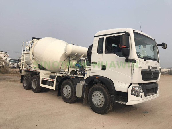 شاحنة خلط الخرسانة SINOTRUK T5G 8X4 RHD