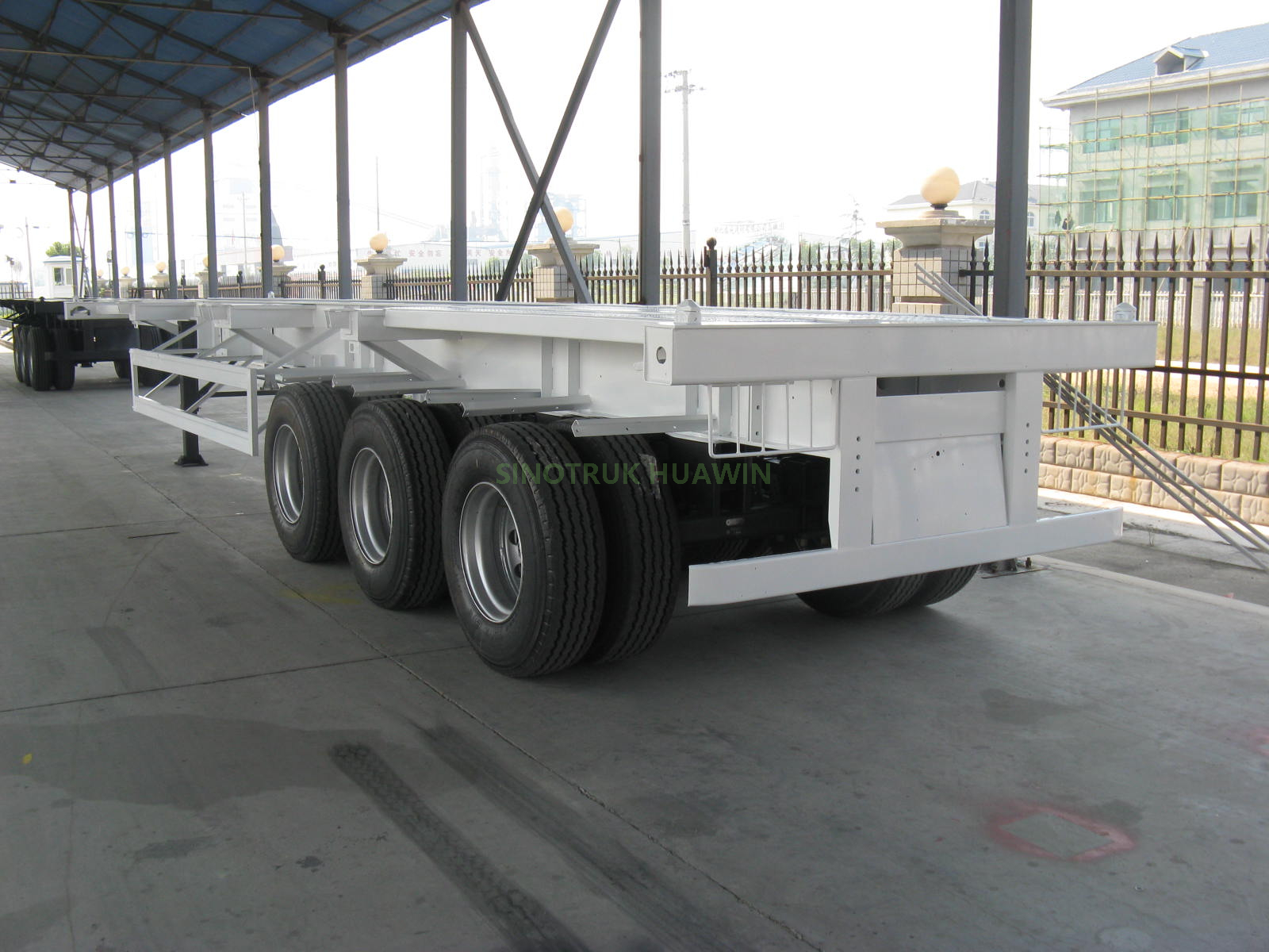SINOTRUK 40FT 3 Axles Skeletal نصف مقطورة