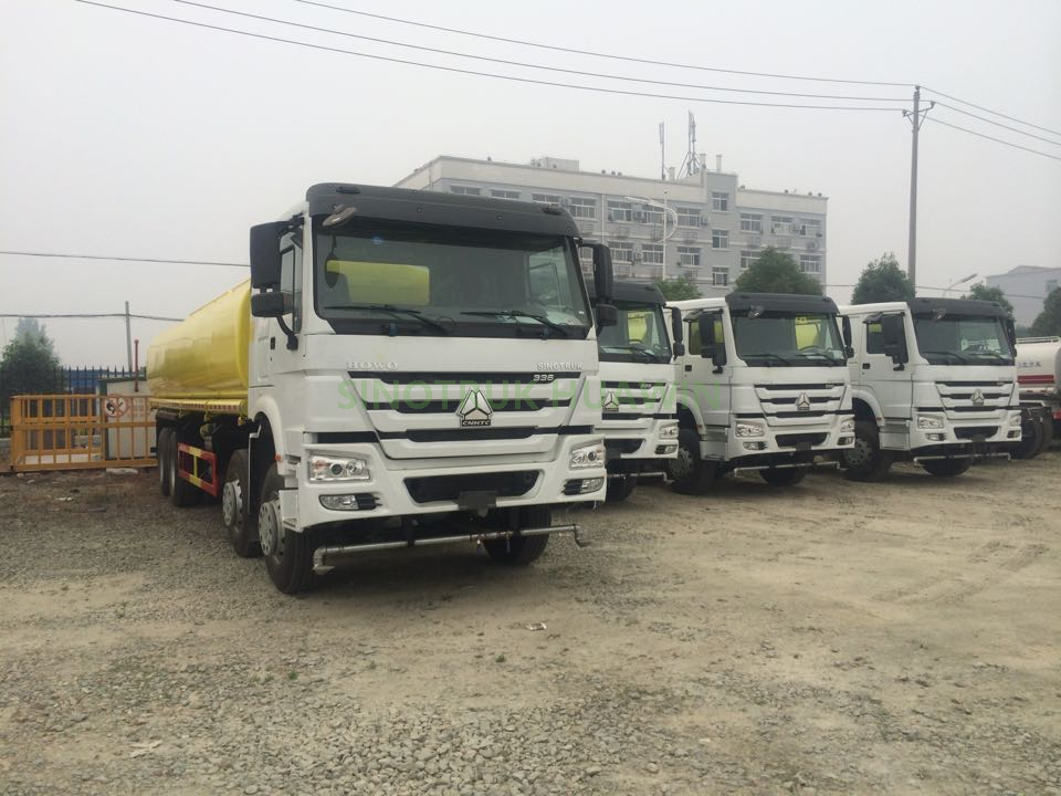 شاحنة صهريج مياه SINOTRUK HOWO 8X4