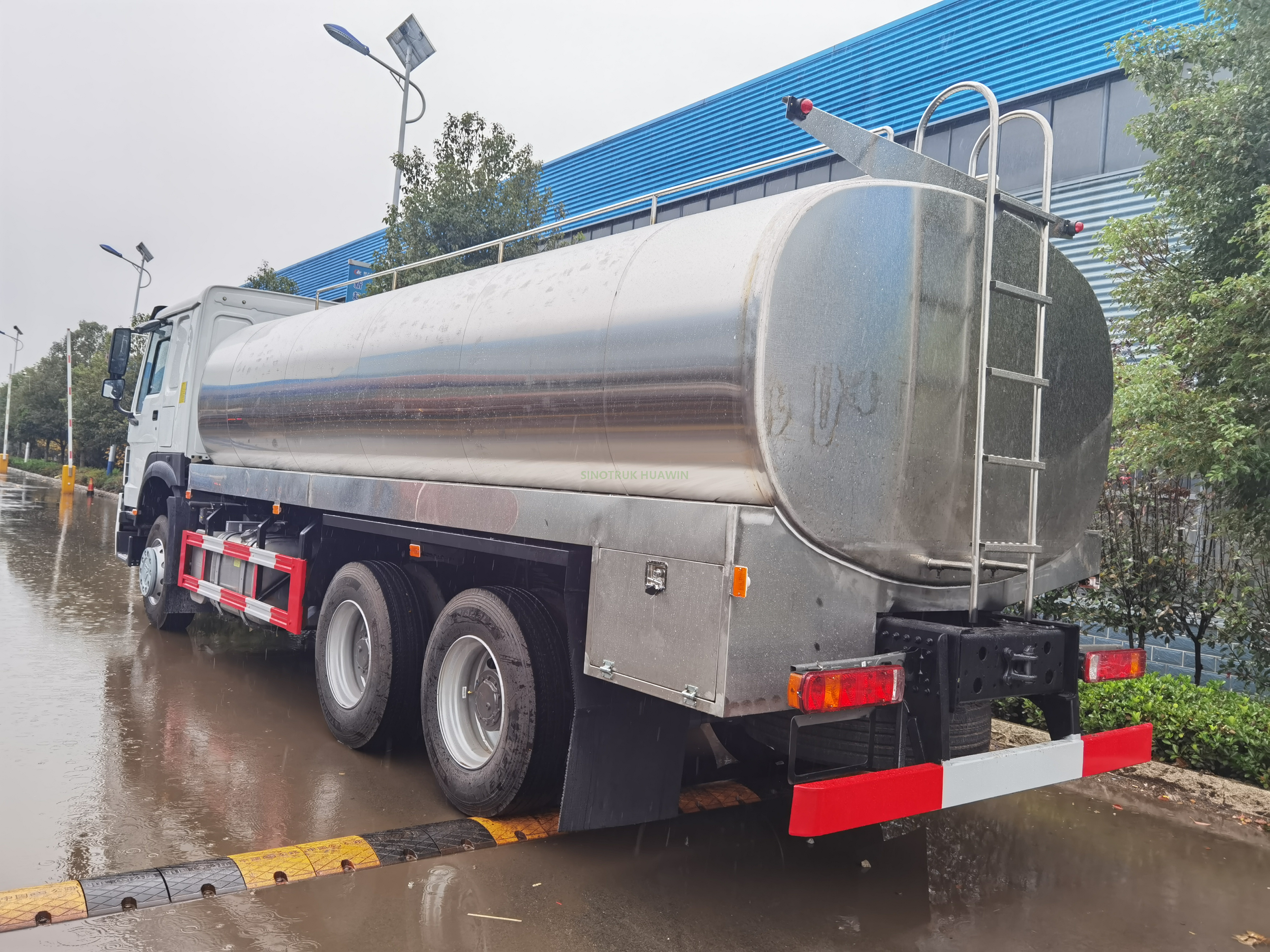 شاحنة نقل الحليب SINOTRUK HOWO 6X4