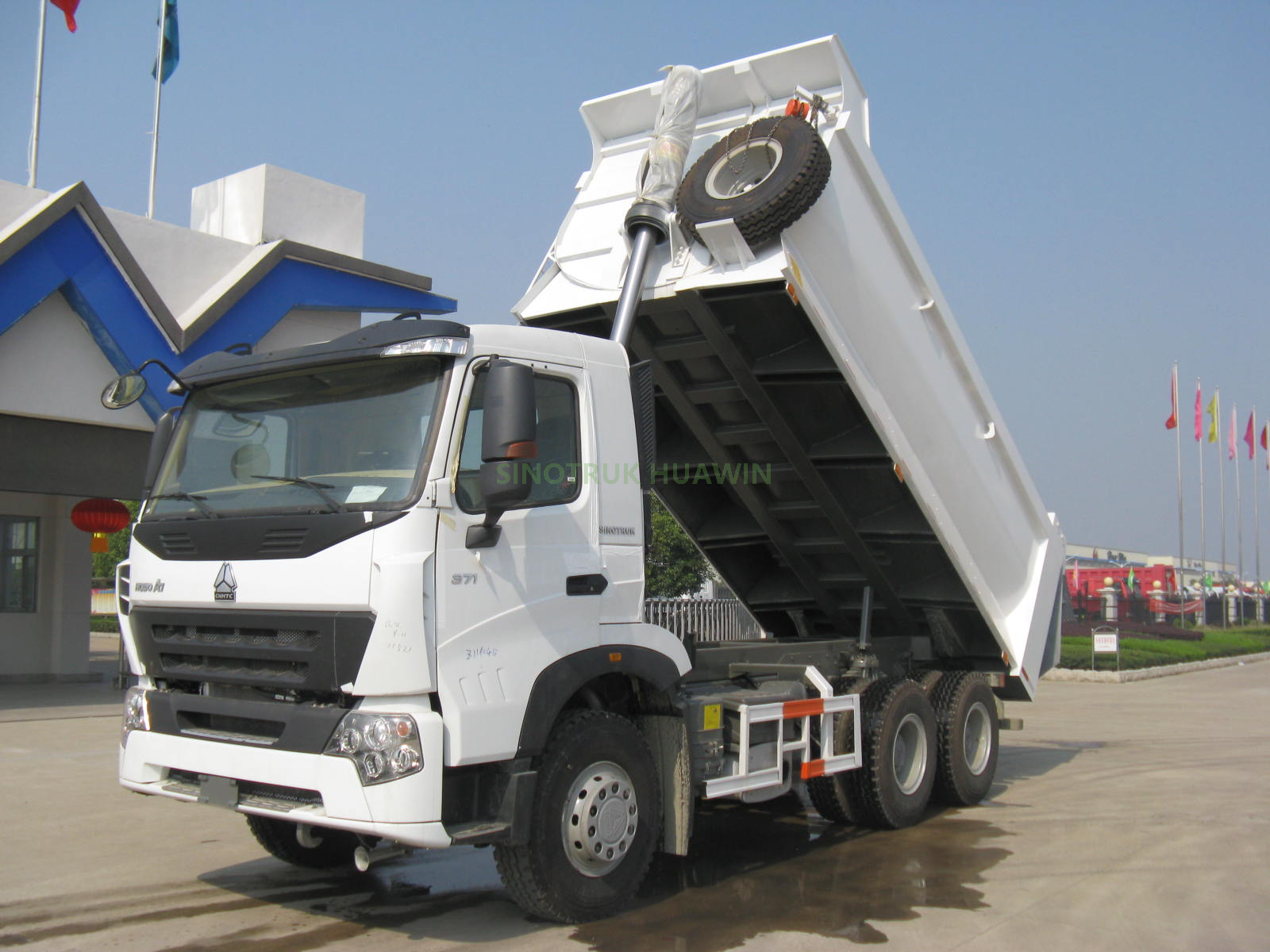 ساينو تراك A7 6X4 شاحنة قلابة أمامية