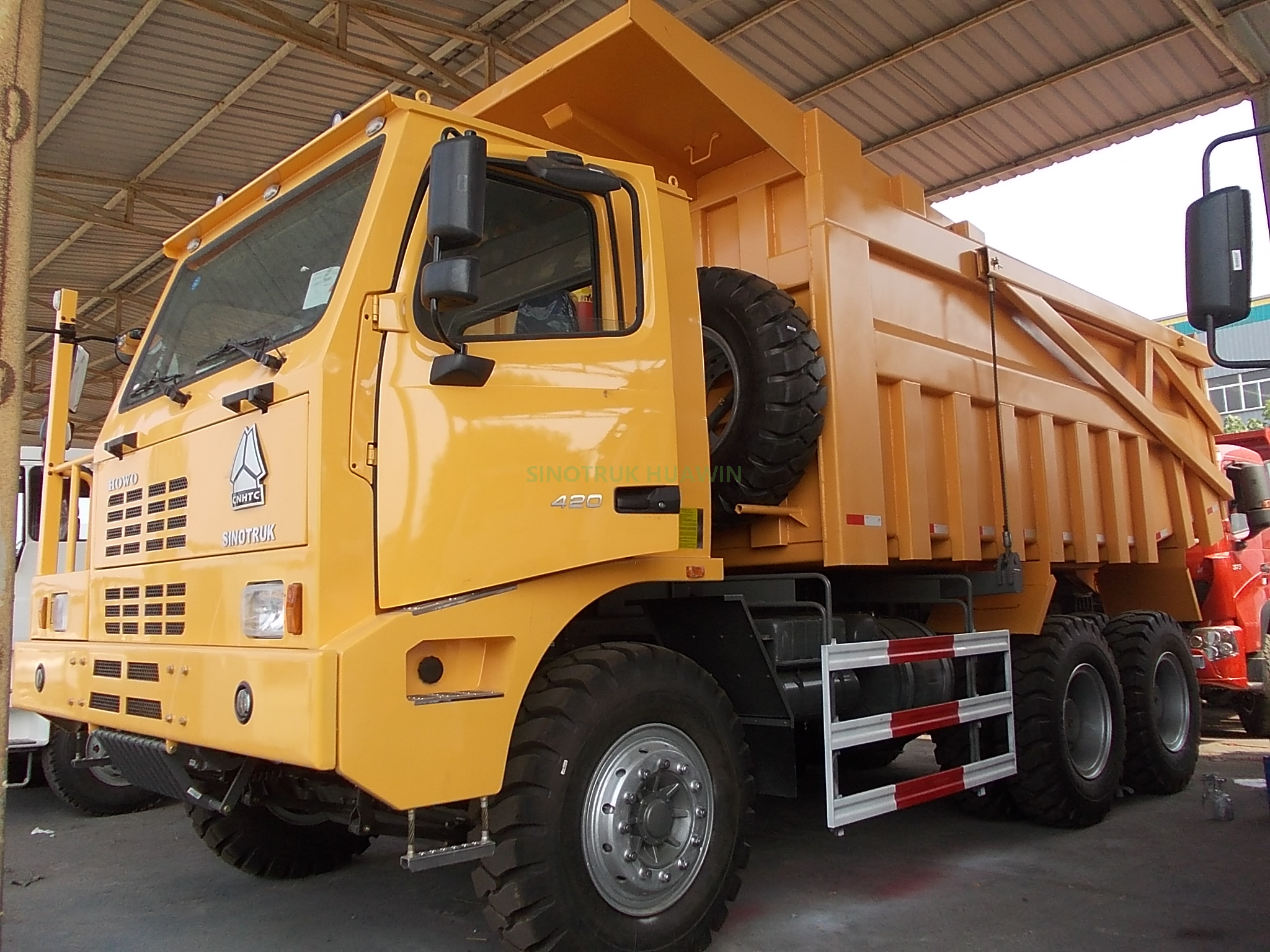SINOTRUK شاحنة قلابة جديدة للتعدين 6 × 4