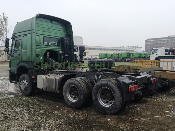 شاحنة جرار SINOTRUK HOWO 6x4 مع اثنين من النائمين