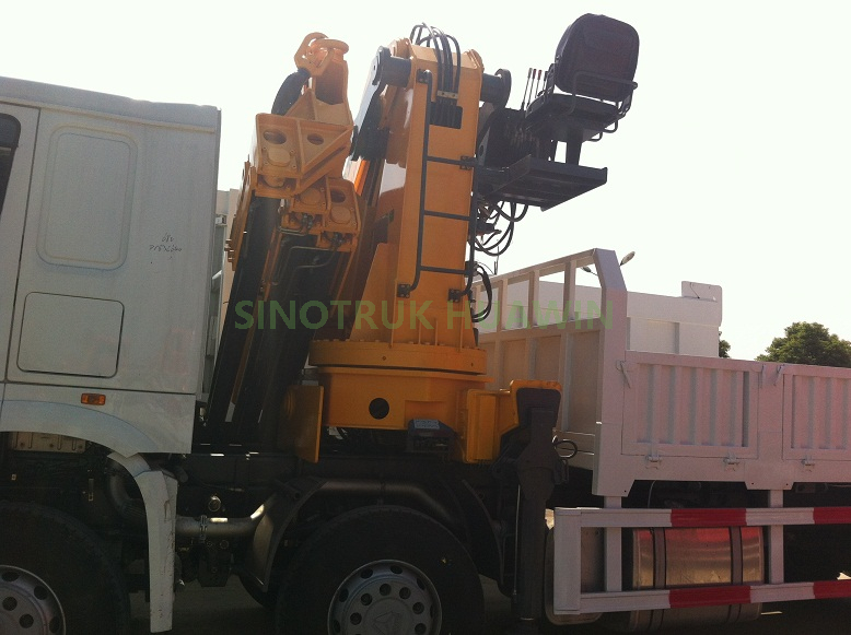 شاحنة رافعة SINOTRUK HOWO 8x4