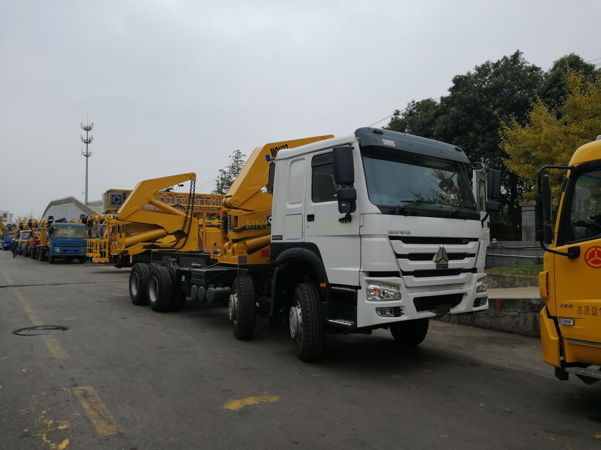 SINOTRUK HOWO 8x4 Side Crane Truck لحمل حاوية 20 قدم