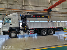 شاحنة ساينو تراك HOWO 6 × 4 مع رافعة HIAB