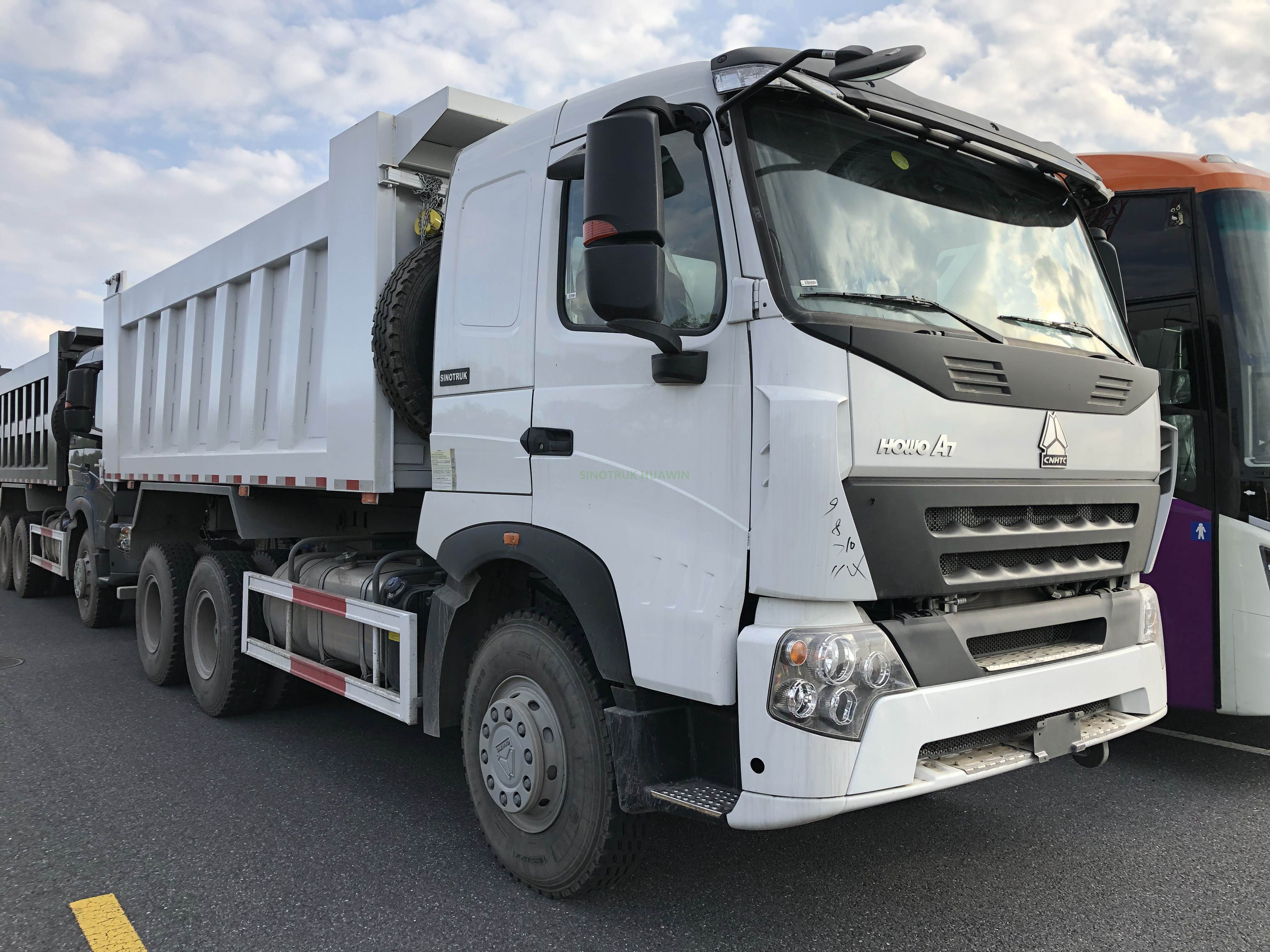 شاحنة قلابة Sinotruk A7 6X4 بقلب متوسط