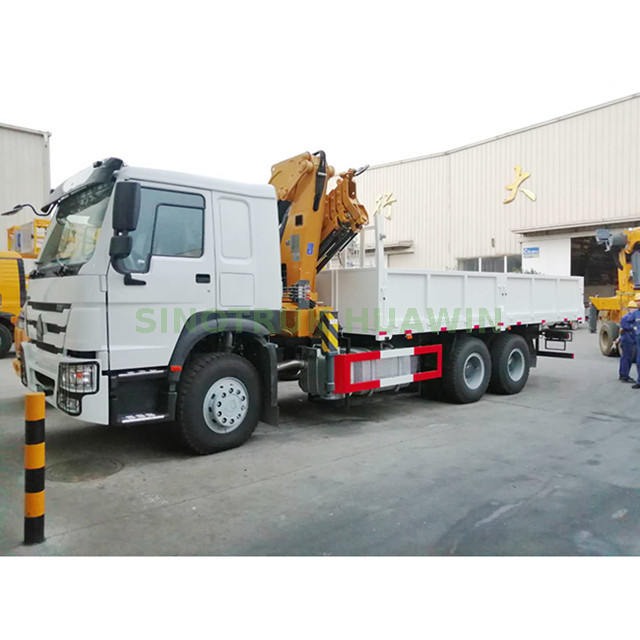 شاحنة HOWO 6 × 4 مزودة برافعة ذراع مفصلية مثبتة على XCMG 14T