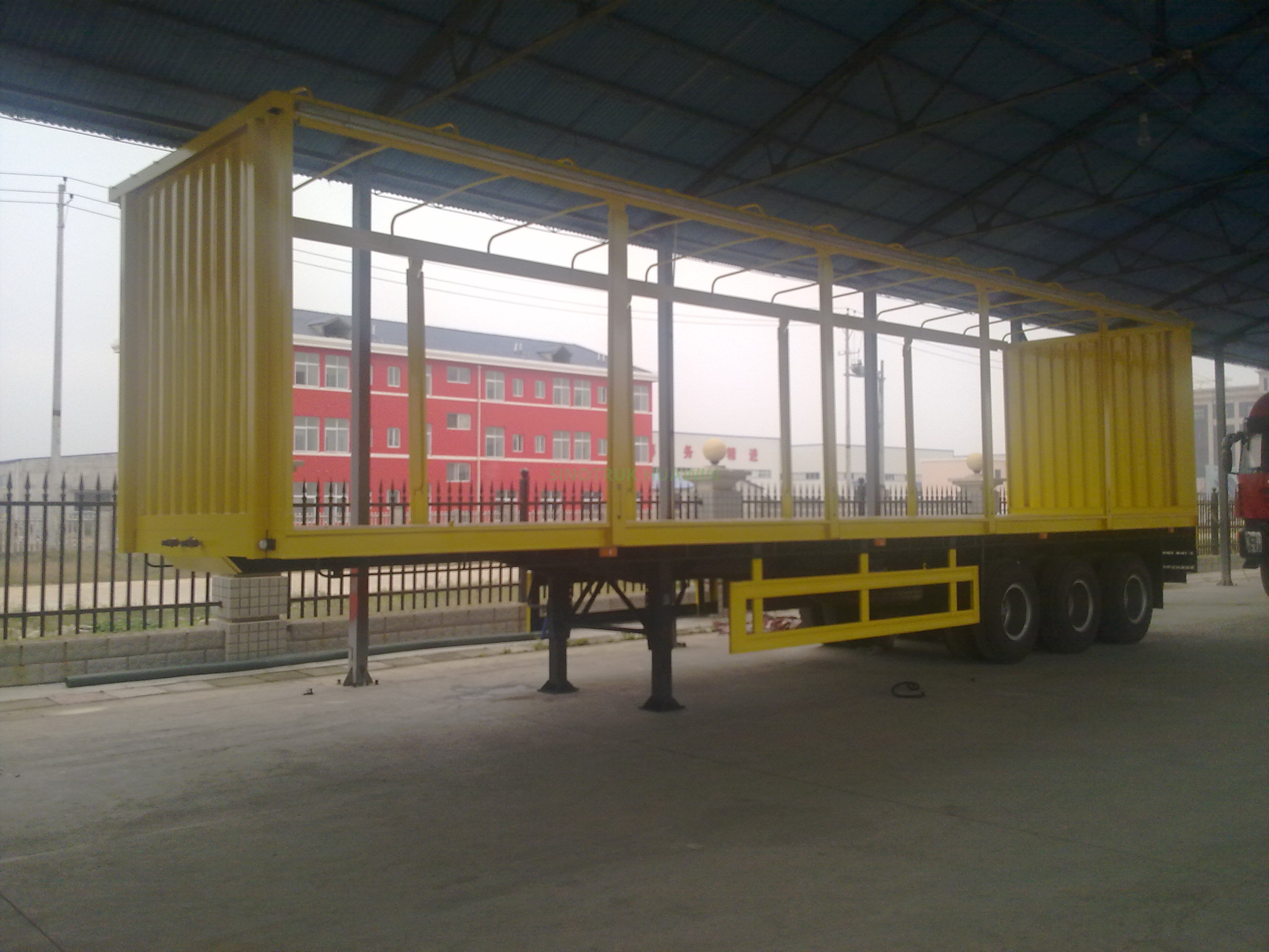 SINOTRUK 40FT 3 Axles Curtain Side نصف مقطورة