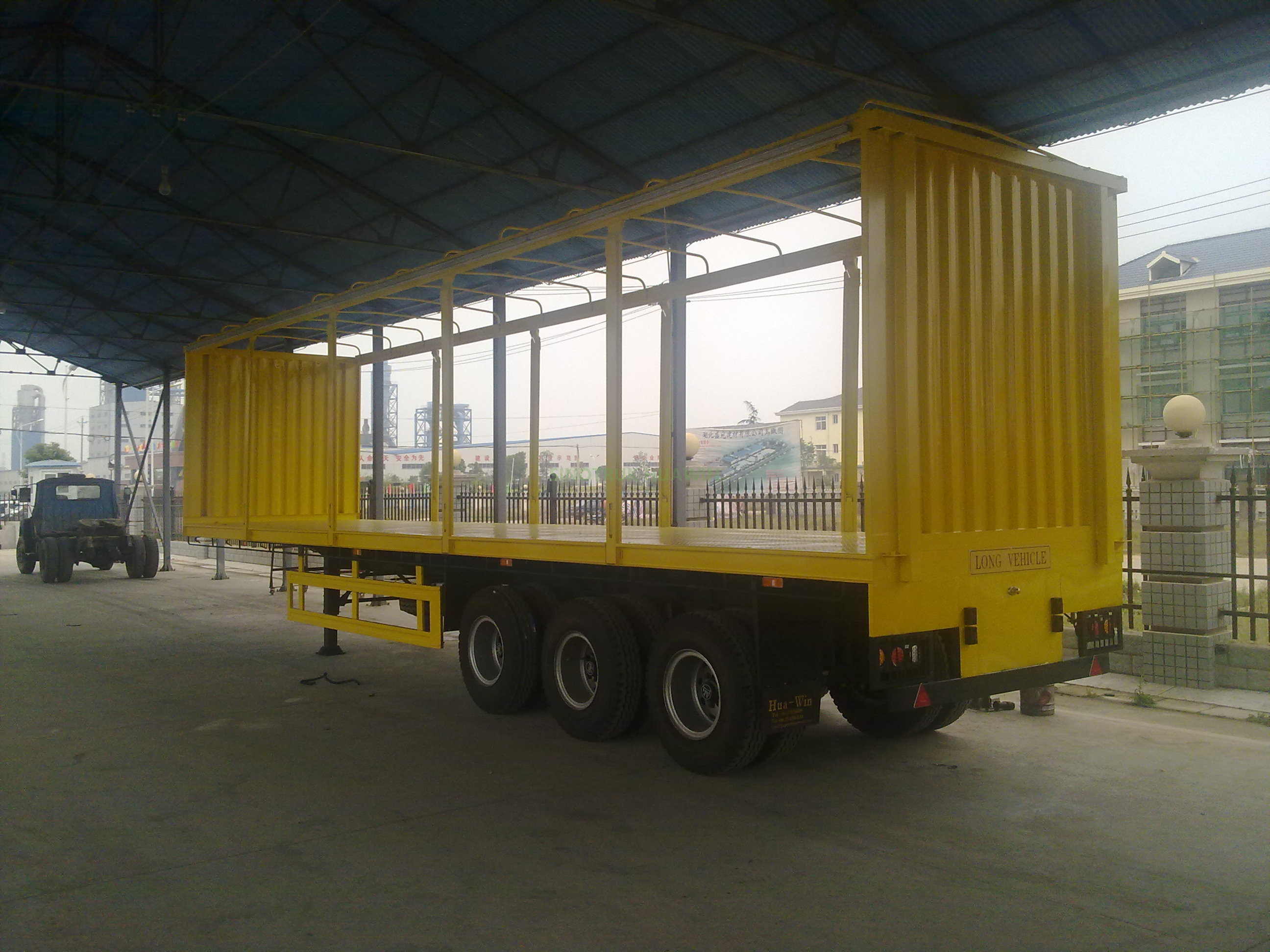 SINOTRUK 40FT 3 Axles Curtain Side نصف مقطورة