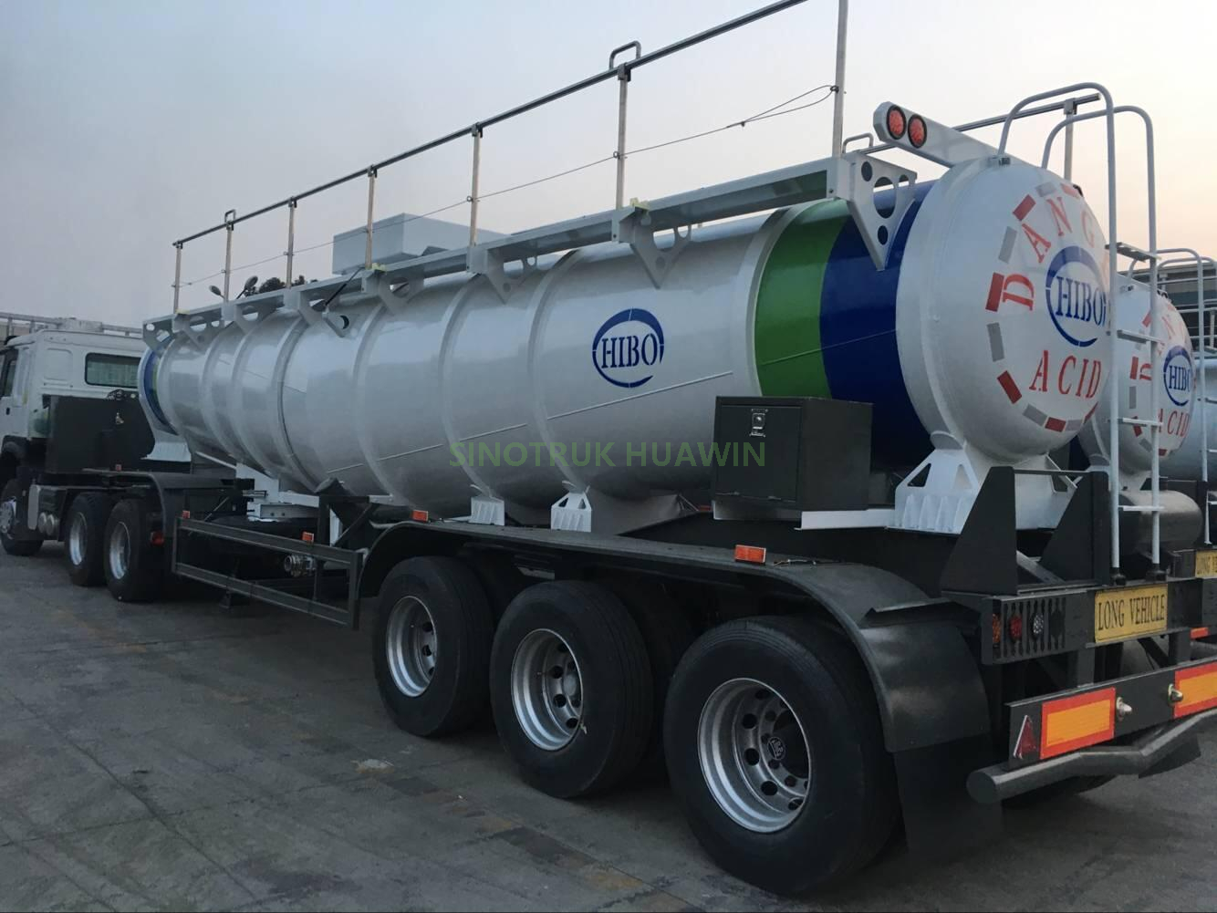 نصف مقطورة SINOTRUK HOWO Acid Tanker