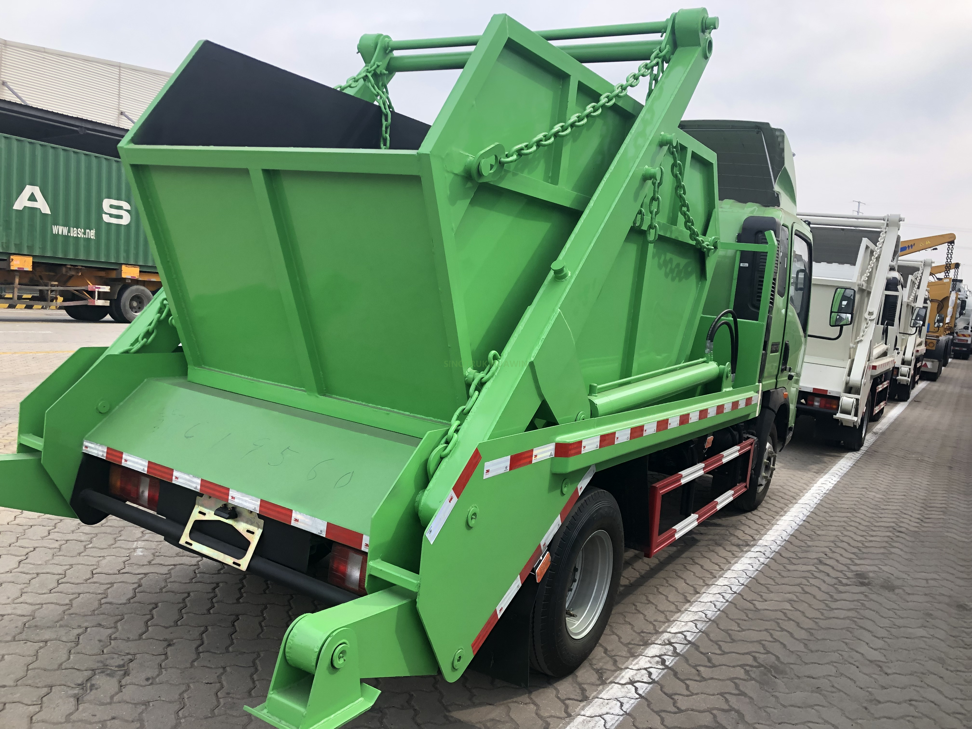 SINOTRUK HOWO 4X2 شاحنة لجمع القمامة ذات ذراع متأرجح